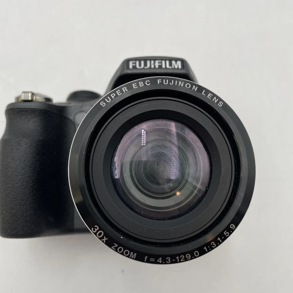 Fujifilm Finepix SL300 14.0MP Digital Bridge Camera 30x Optical Zoom